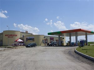 Prosperujący hotel, restauracja, sklep i stacja benzynowa