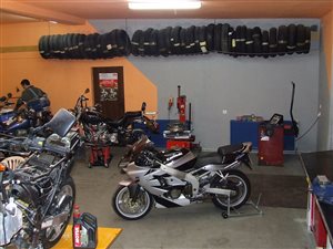 Salon i serwis motocyklowy z towarem i wyposażeniem