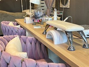 Salon beauty na sprzedaż w Warszawie - gotowy biznes z bazą ponad 1000 klientów. Cena do negocjacji 