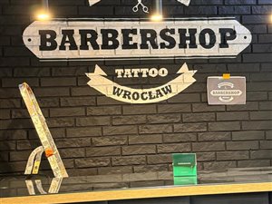Sprzedam dochodowy barbershop i stanowisko tatuażu Wrocław Krzyki. 5 stanowisk. Przychód 50k na msce. Cena 250 000 zł.