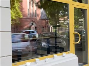Na sprzedaż działająca, świeżo otwarta kawiarnia na poznańskich Jeżycach - gotowy biznes z pełnym wyposażeniem.