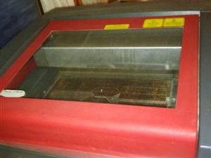 Ploter laserowy z platformą sprzedażową do odstąpienia