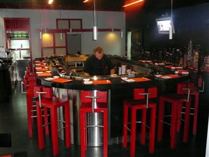 Okazyjnie odstąpię przestronną restaurację sushi z pływającym barem